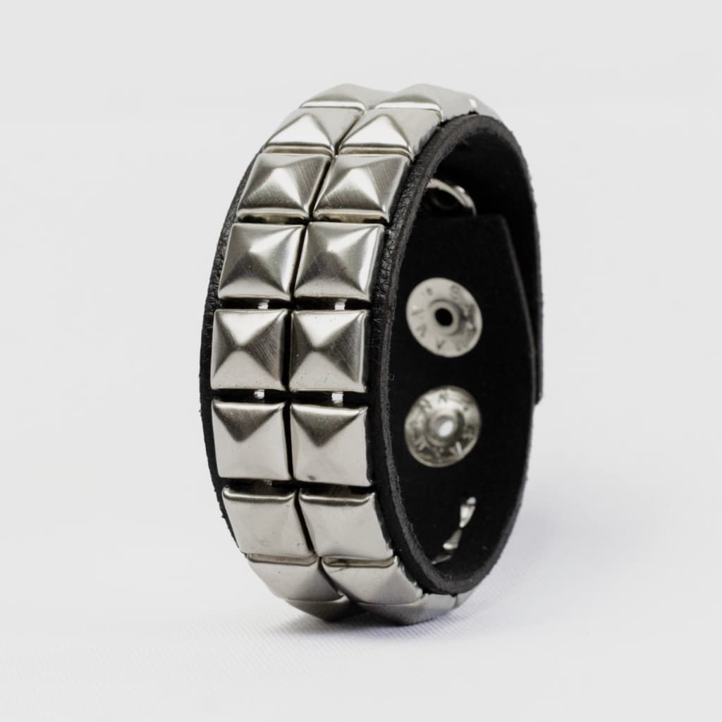 Bracelete Pulseira Em Couro - Cor Prata com 2 Fileiras De Pirâmides - Punk Rock