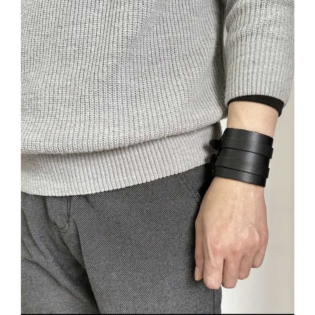bracelete em couro sintetico 2 fivelas