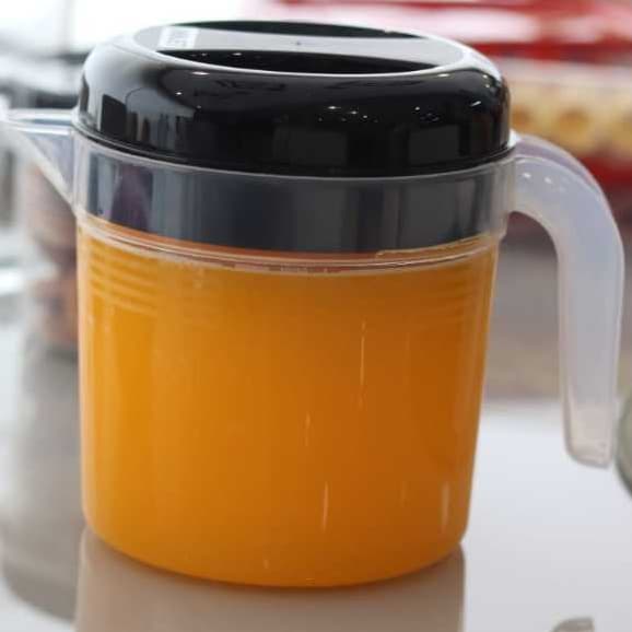 Jarra Plástica 1,2L Graduada com Tampa Cozinha e Mesa  Livre de BPA Ideal Bebidas Sucos e Leite