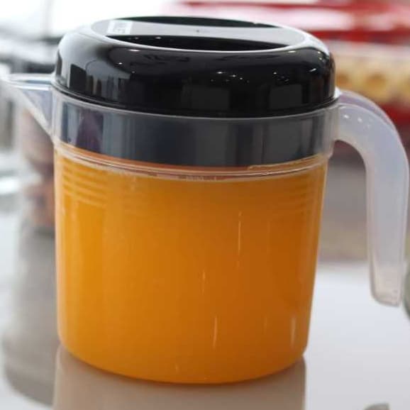 Jarra de Plástico Graduada C/ Tampa Preta 1,2L Para Suco Agua Vitamina Multiuso Uninjet
