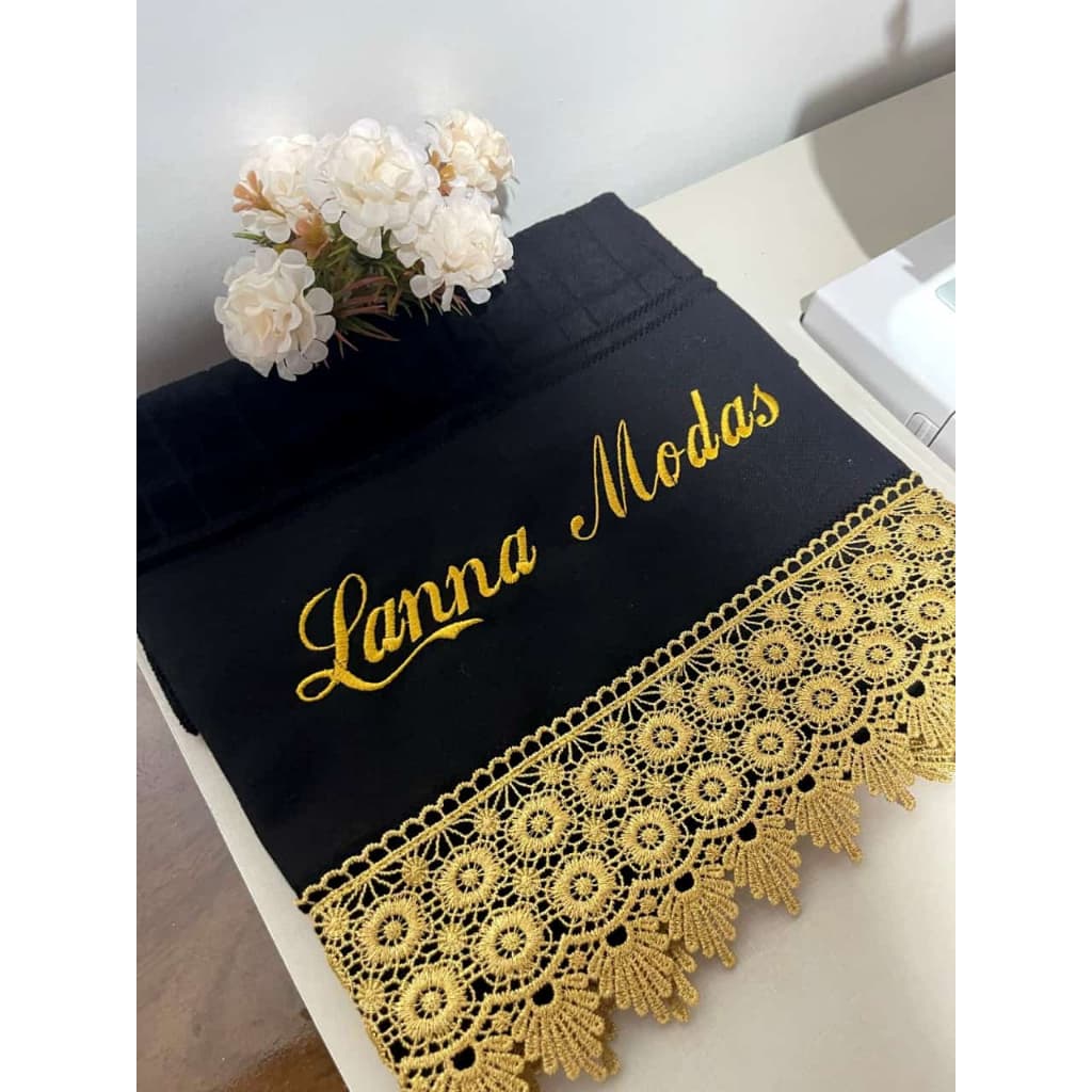 Toalha de rosto  bordada com nome de sua preferência luxo, bordado e renda dourado