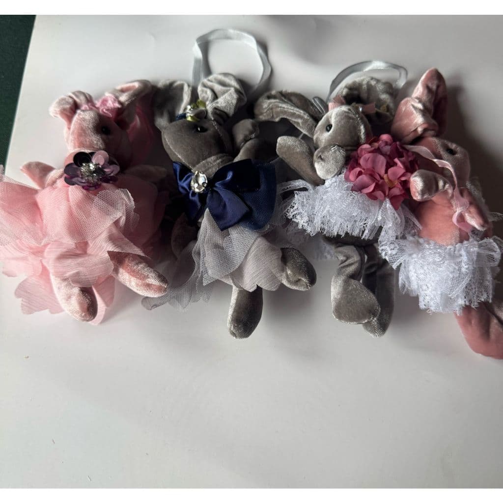 4x Coelhinhoss de Pelucia Penduraveis, com Detalhes em Renda e Biju 8,5cm