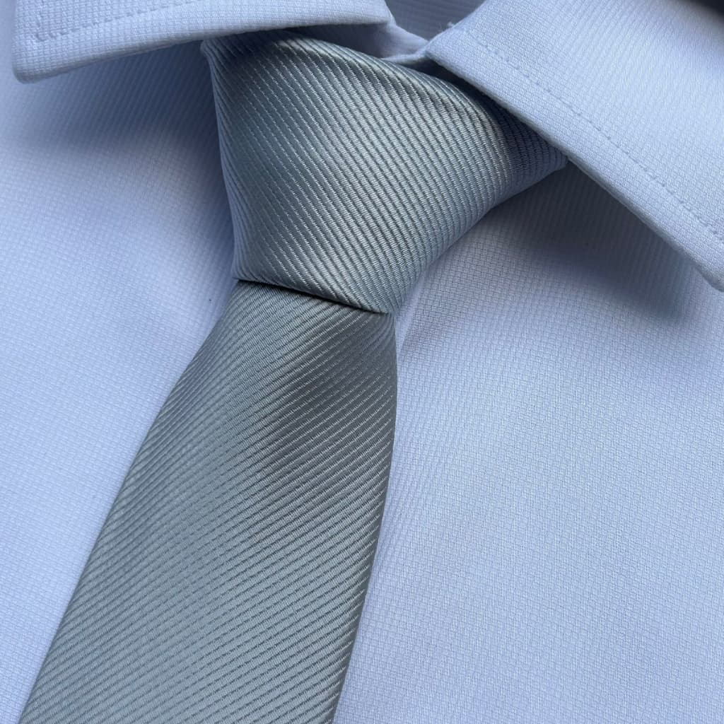 Gravata Cinza Claro Prata Slim e Semi Slim Masculina Riscadinha e Quadriculada Para Padrinhos de Casamento