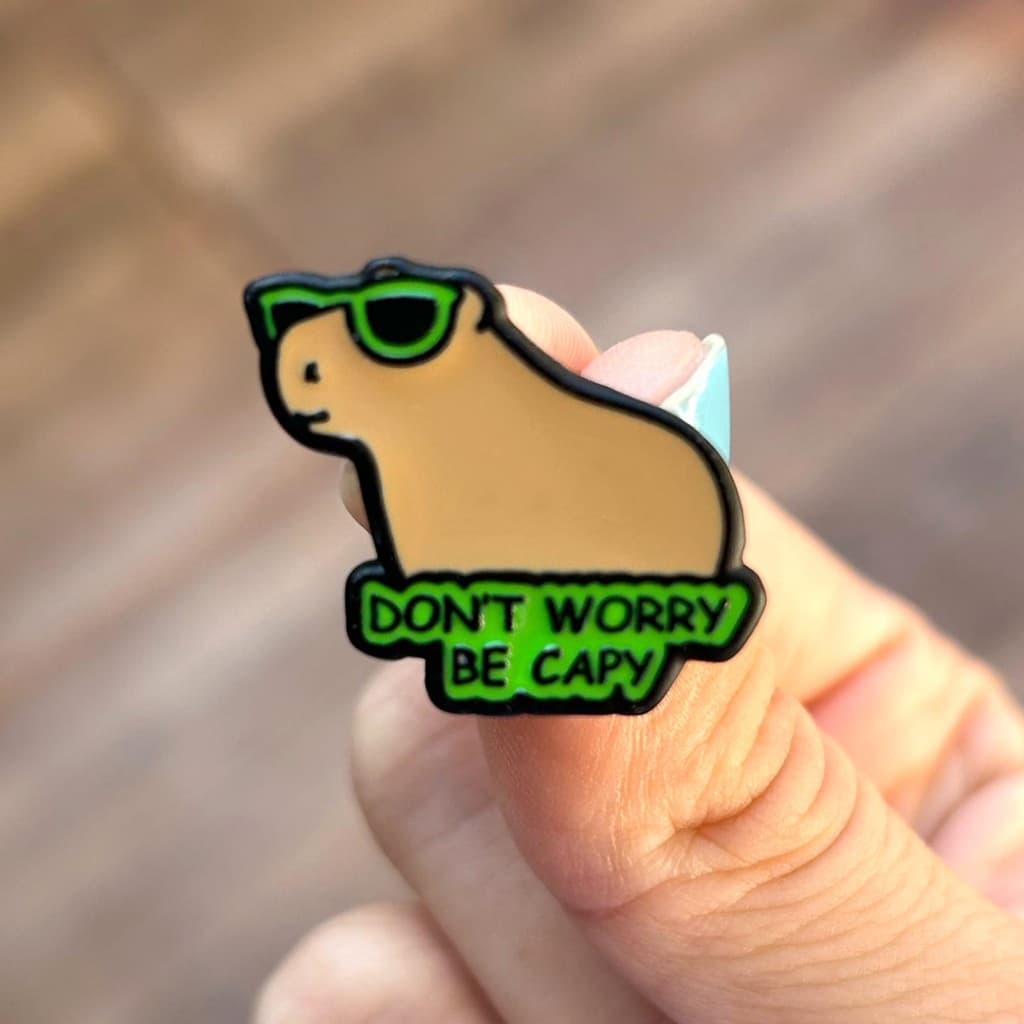 Pin de Metal Capivara de Óculos Don't Worry Be Cappy Broches para Mochila e Roupas Pins para Mochila