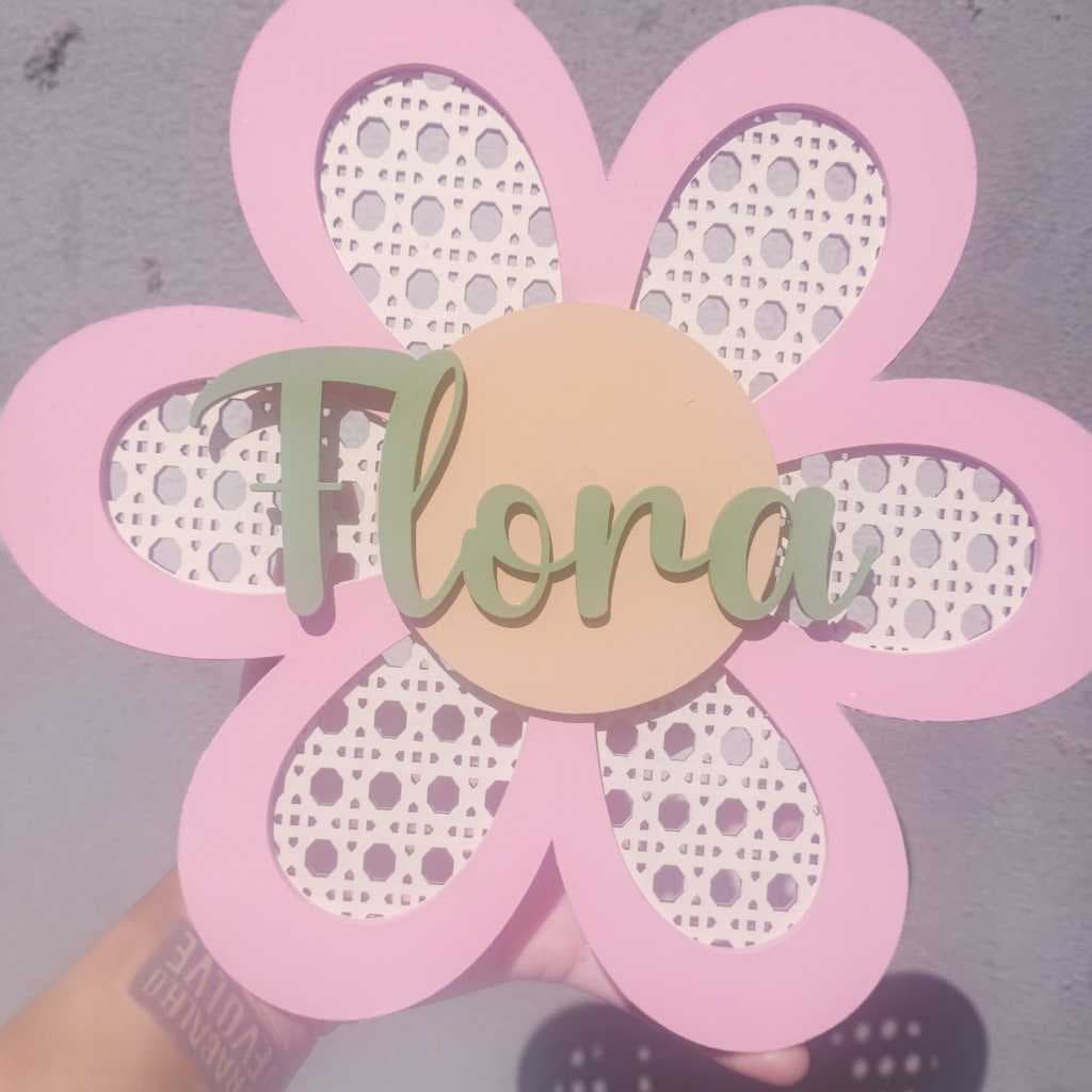 Flor de palha indiana com nome Decoração de parede de quarto infantil