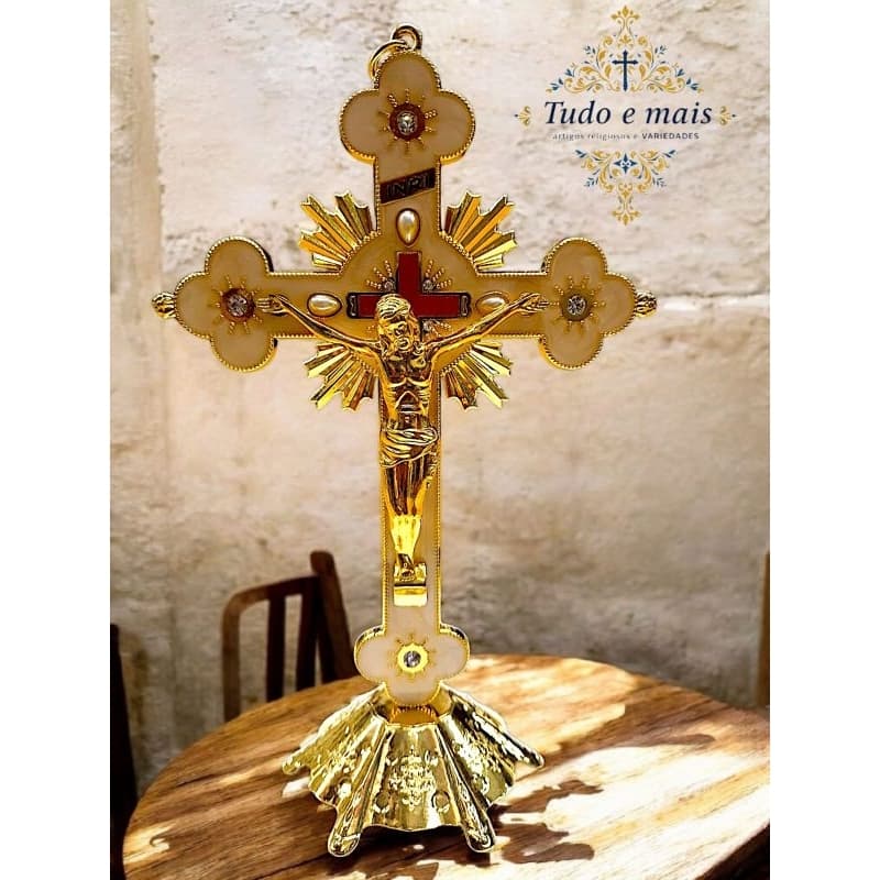 Crucifixo em Metal  Resinado Dourado para Mesa e Parede.