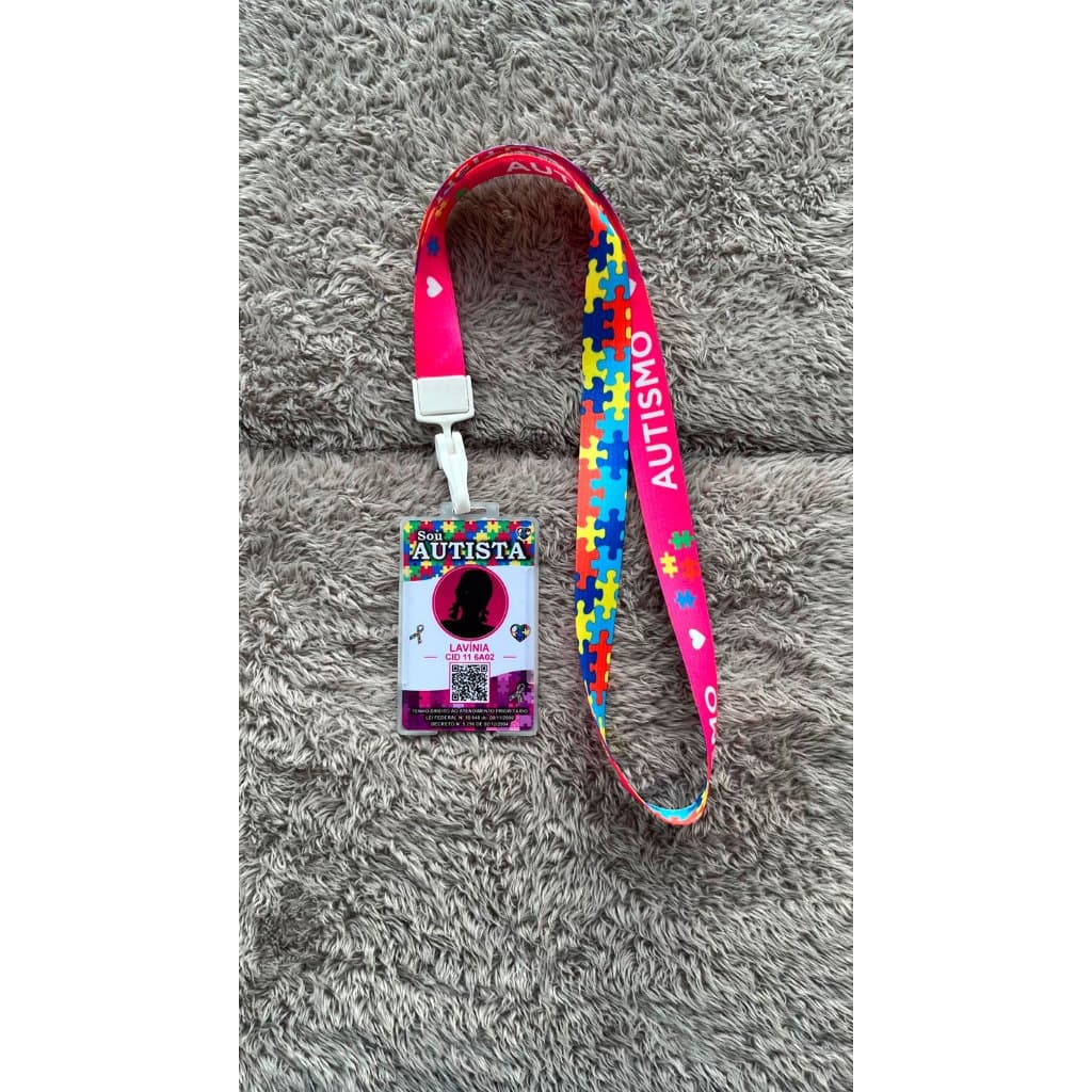 Crachá Autismo Menina Kit crachá + cordão dupla estampa autismo quebra cabeça + capinha protetora.