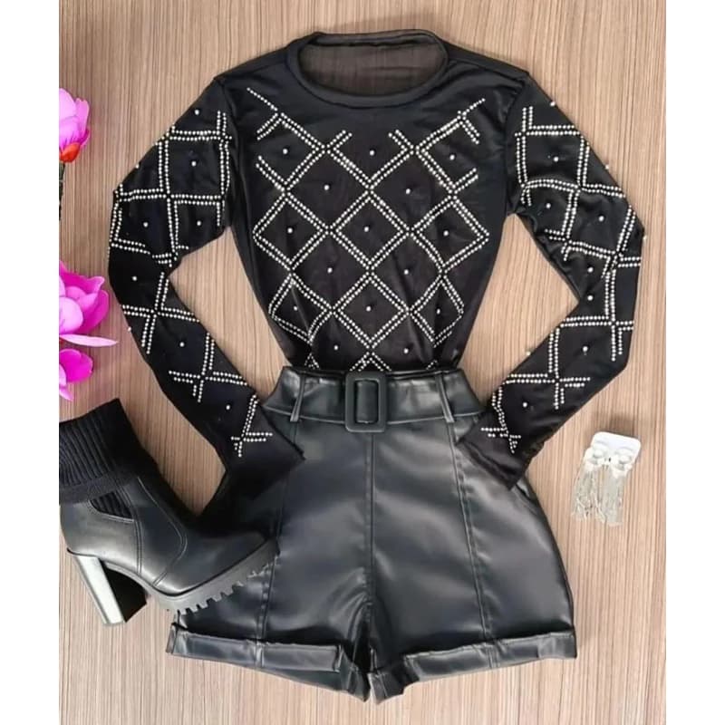 Conjunto Body Tule com Aplicações Pedraria e Short Couro Cinto