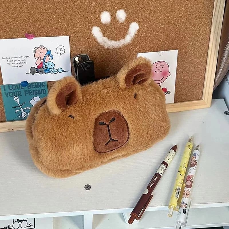 Estojo Capivara Pelúcia Fofo Macio Porta Lápis Escolar Necessaire Maquiagem