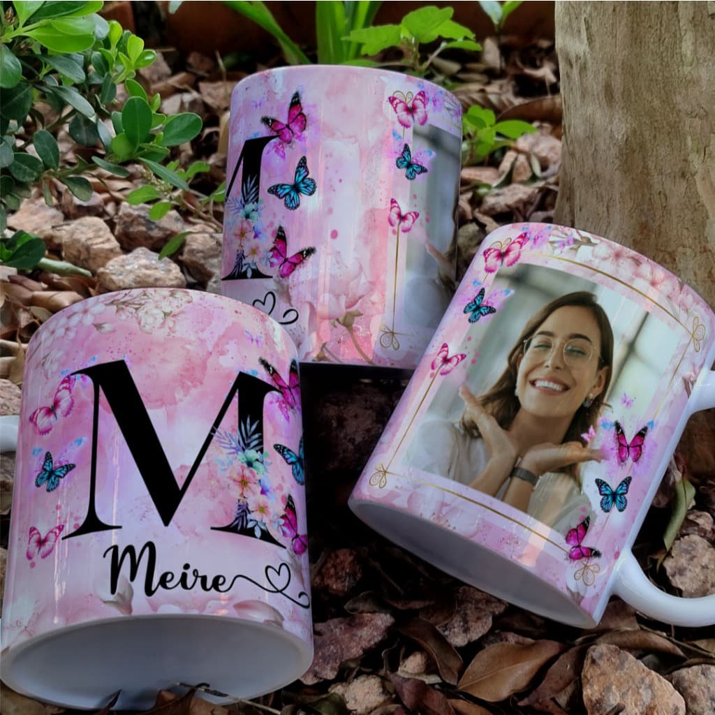 CANECA ALFABETO BORBOLETA PERSONALIZADA COM NOME E FOTO - ENVIE NO CHAT NOME E FOTO NO ATO DA COMPRA
