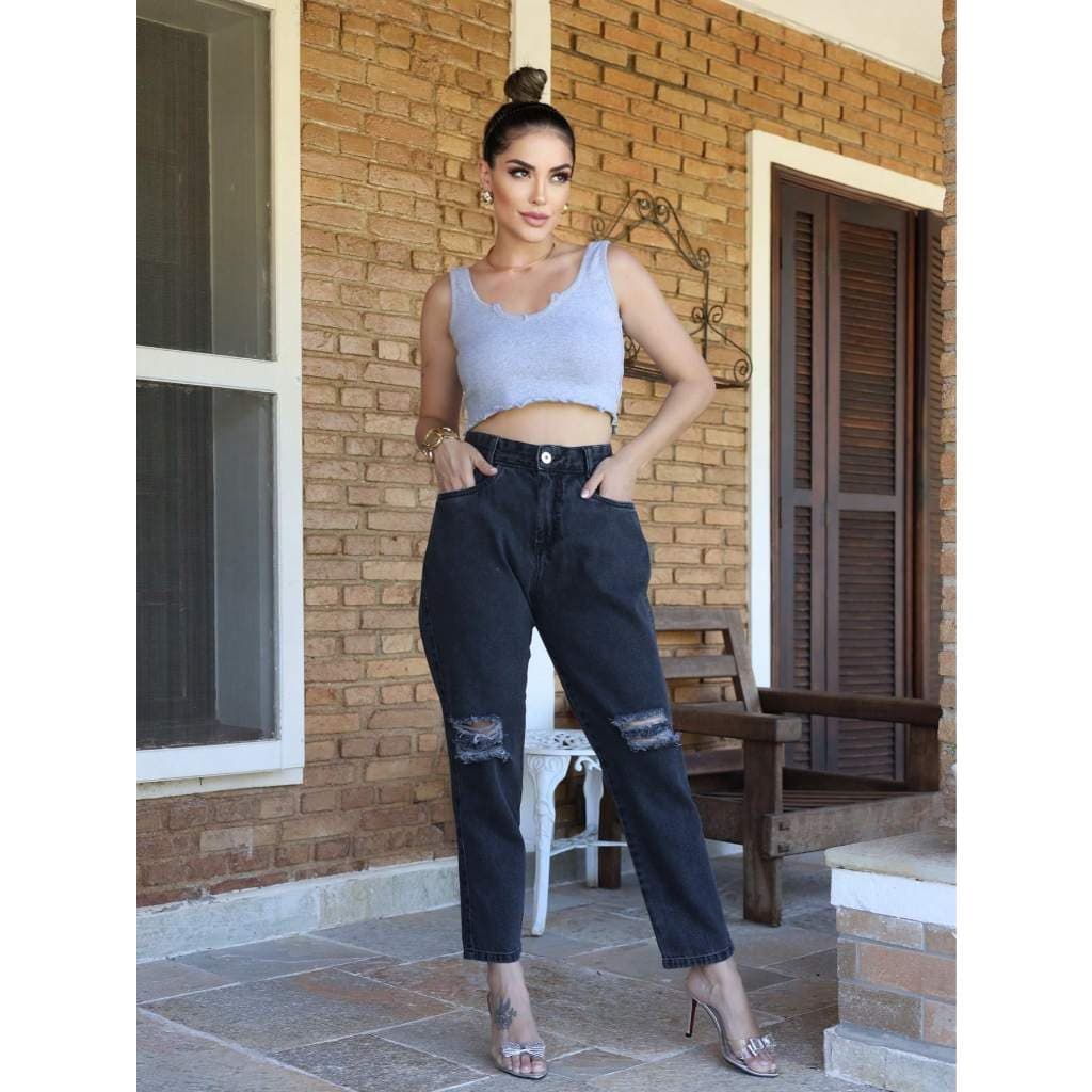 calca jeans no joelho rasgado  de moda feminina de corte moderno