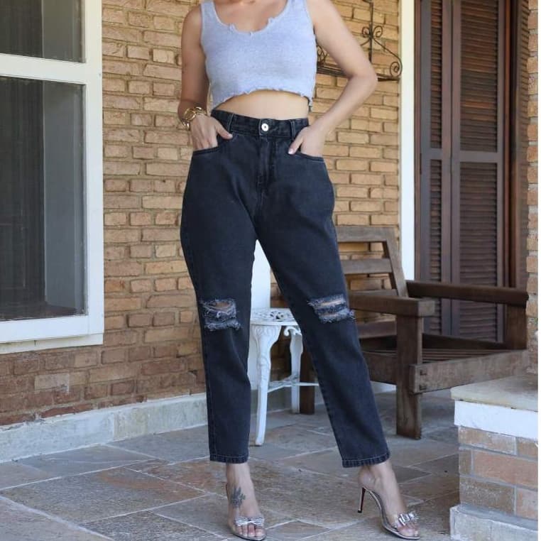 Calça mom jeans rasgadinho no joelho