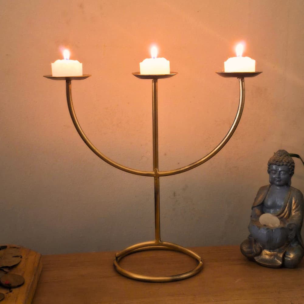 Castiçal Dourado 3 Velas em Ferro Artesanal 24cm Candelabro Clássico Porta Velas Decorativo