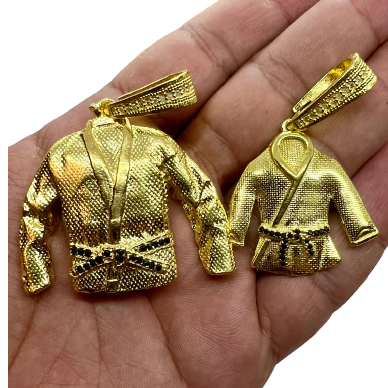 PINGENTE KIMONO JUDÔ JIU-JITSU LUTA FAIXA PRETA FEITO EM MOEDA ANTIGA COR DE OURO 18K KARATE 777