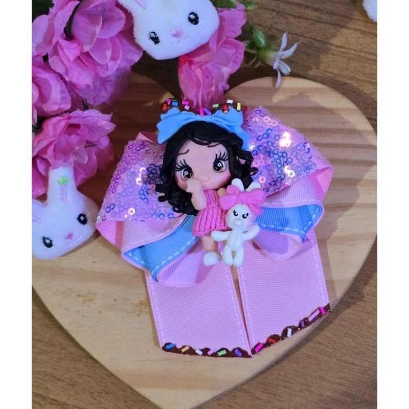 Laço de cabelo infantil de Páscoa com biscuit menina doce. Laço de cabelo coelhinho.