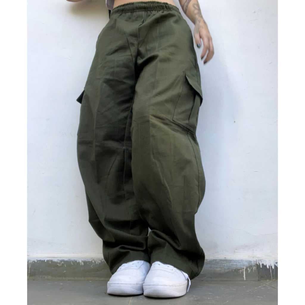 calça cargo sarja verde militar unisex  possui 5 bolsos e regulagem na cintura