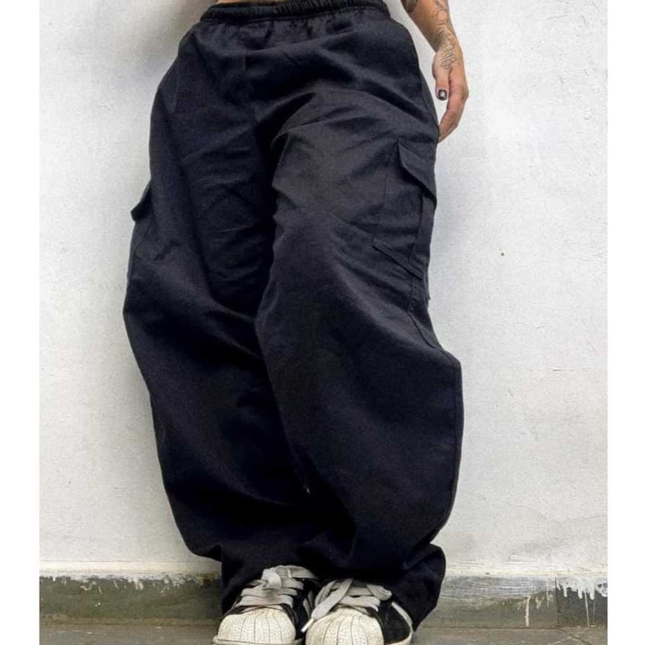 calça cargo feminina preta possui 5 bolsos e regulagem na cintura ,jeans e sarja