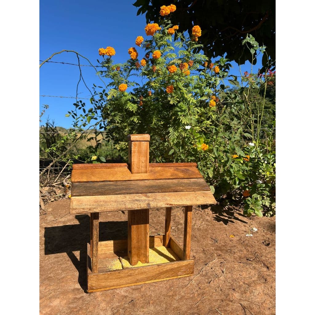 Tratador de Aves Silvestres com Chaminé – Comedouro de Madeira Resistente