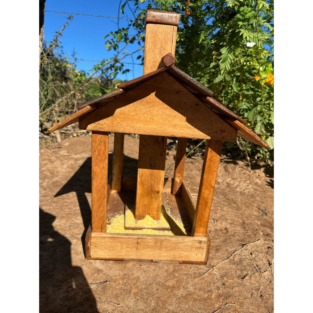 Comedouro de Aves com Chaminé – Ideal para Alimentação Segura de Pássaros Silvestres