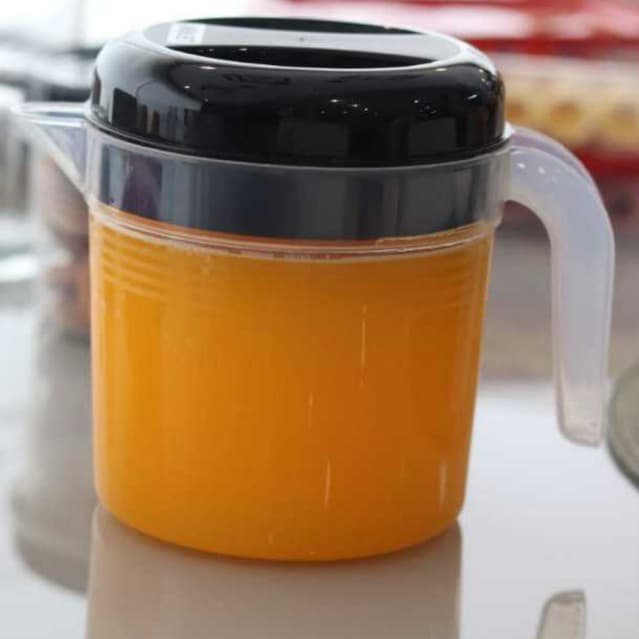 Jarra de Plástico Graduada C/ Tampa Preta 1,2L Para Suco Agua Vitamina