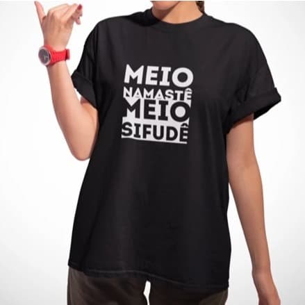 Camiseta Unissex Estampada Frases Divertidas Calma, Caraio Meio Namastê Meio Sifude Moda Casual