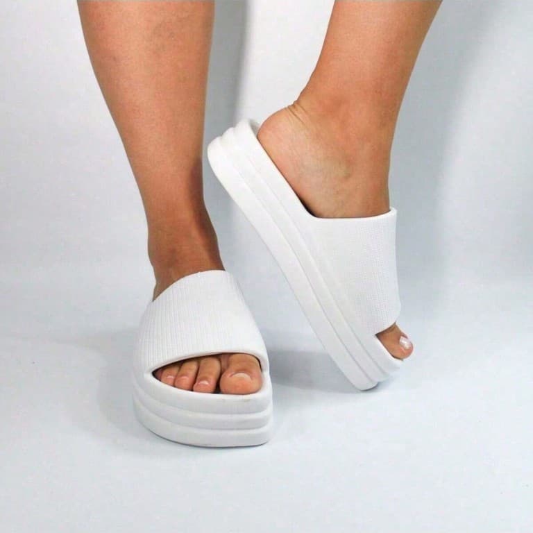 Sandália Feminina Nuvem com Estilo Chinelo Plataforma Leve e Confortável - Estilo de Praia