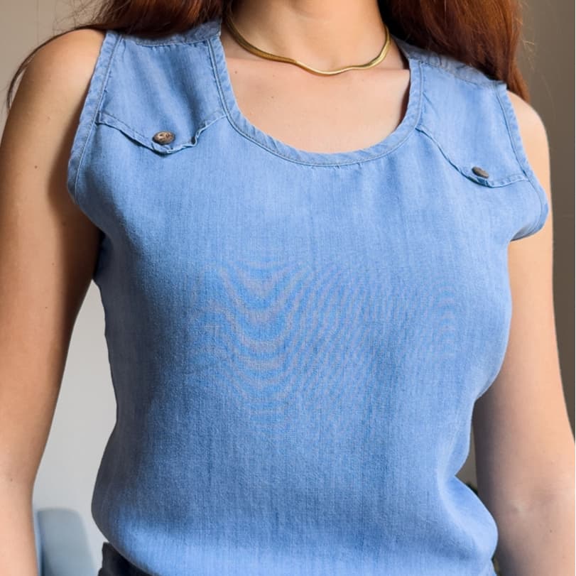 Regata feminina jeans com botão no ombro