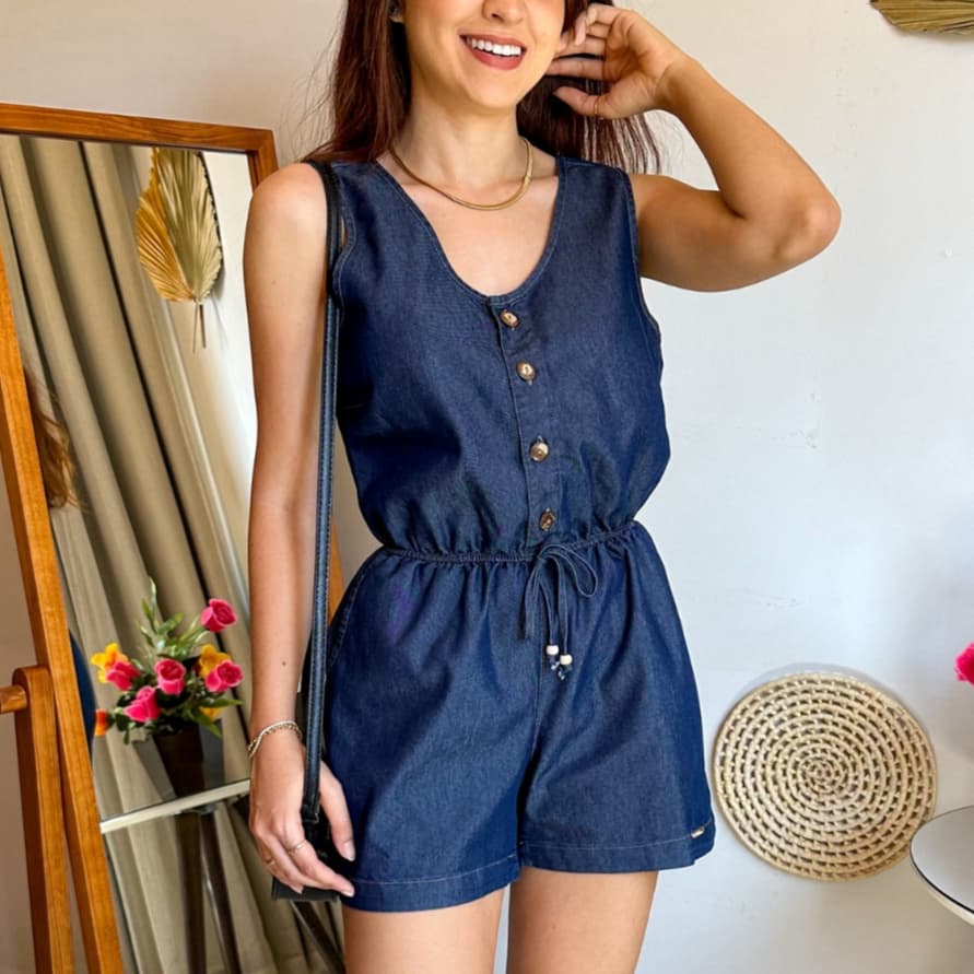 Macaquinho feminino jeans regata com botões e bolsos