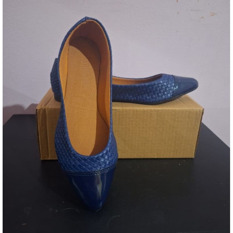 SAPATILHA FEMININA BICO FINO DE TRISSE COM BICO VERNIZ