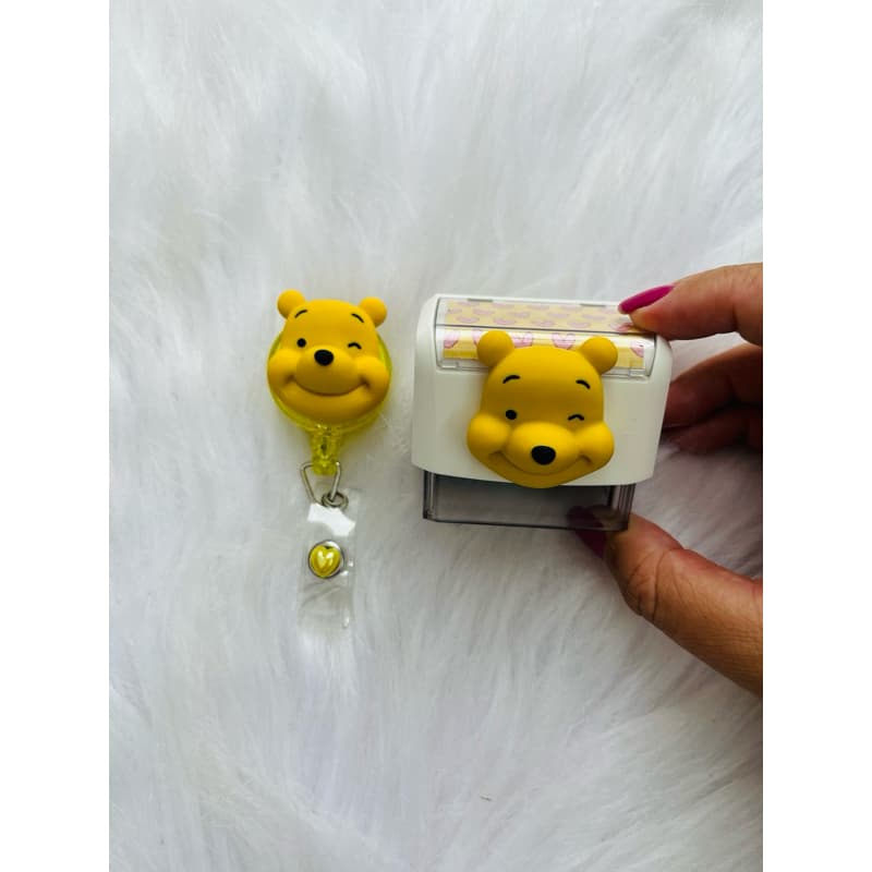 kit carimbo e porta crachá retrátil ou caneta Ursinho Pooh/Leitão/Hello Kitty/Girafa/Minnie/cactos/coração Enfermagem
