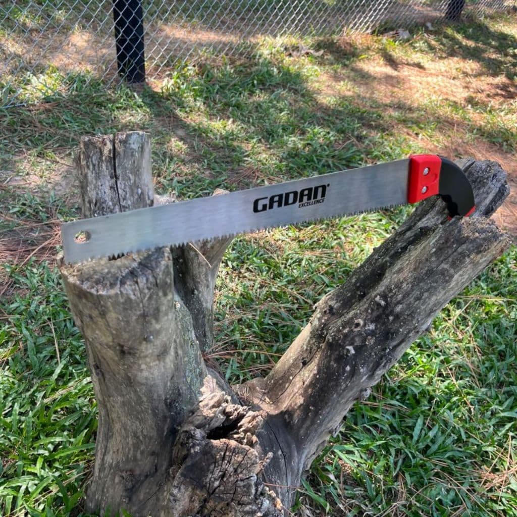 Serrote de Poda Gadan 16 : lâmina de aço curvo e cabo plástico, corte preciso para galhos e jardins.