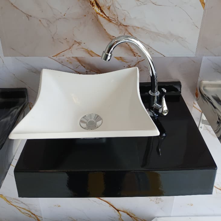 LAVATÓRIO EM MÁRMORE SINTÉTICO / BANCADINHA 30X45CM PRETA / CUBA SOBREPOR / VÁLVULA DE BRINDE / LAVABO
