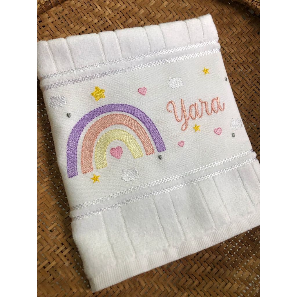 Toalha escolar Bordada Personalizada Céu Arco-íris Estrelas e Corações