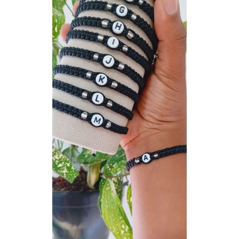 Par de Pulseiras Macramê Preta com Inicial – Presente Personalizado Amizade Casal | Feito à Mão, Ajustável