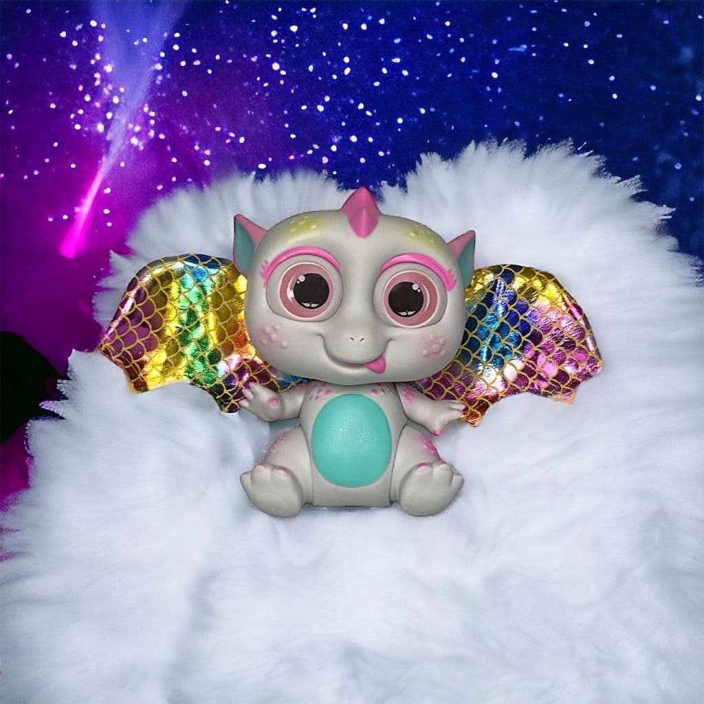 Bebê Dragão Flying Baby Branco Asas Móveis e Detalhes Brilhantes