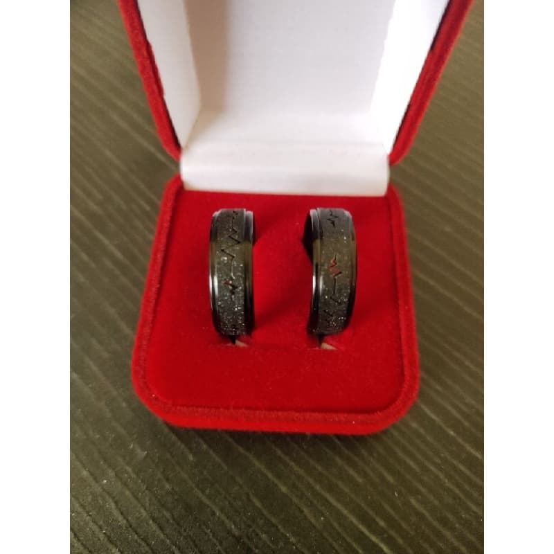 Alianças namoro compromisso pretas diamantadas batimentos cardíacos
