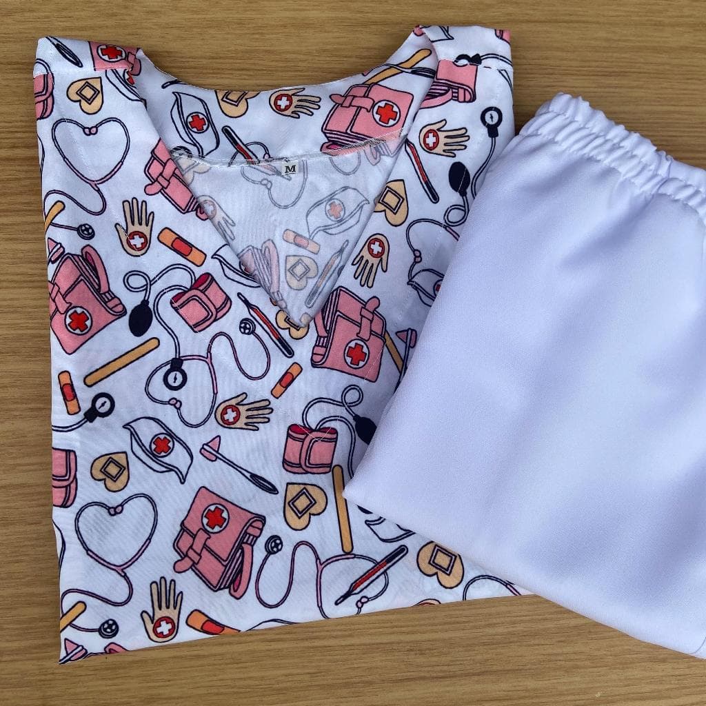 Scrub Feminino Conjunto cirúrgico Pijama Hospitalar (Variedades em estampas com calça branco em tecido Oxford).