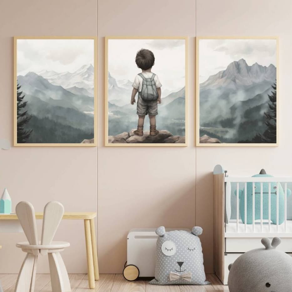 Kit com 3 Quadros Decorativos Infantil com Moldura Montanha Aventura Menino Mochila Quarto Bebê