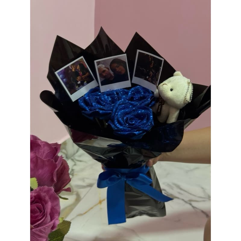 Buquê de Cetim com 3 Rosas Azuis + Urso de Pelúcia + Polaroids Personalizadas - Presentes namorados
