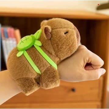 Pulseira Capivara Anel de Cortina Decoração Carro Pelúcia 18cm