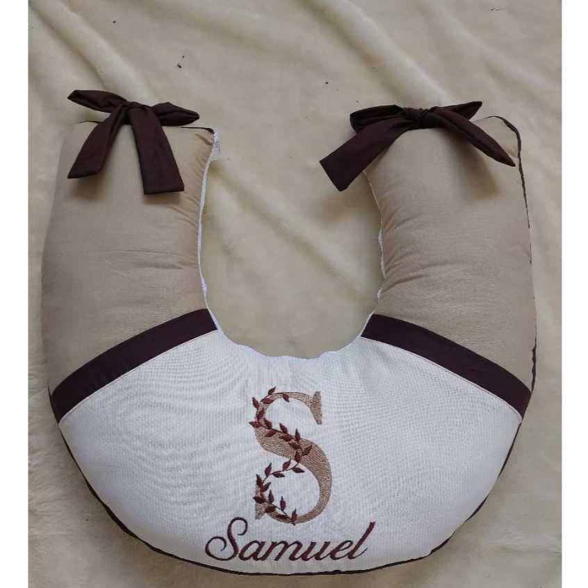 ALMOFADA PARA AMAMENTAÇÃO PERSONALIZADA COM O NOME DO SEU BEBÊ - BEGE COM MARRON