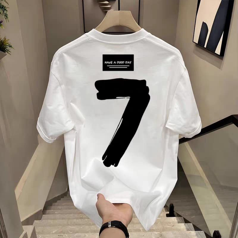 Camiseta masculina larga com vibe esportiva, ideal para looks urbanos cheios de atitude.