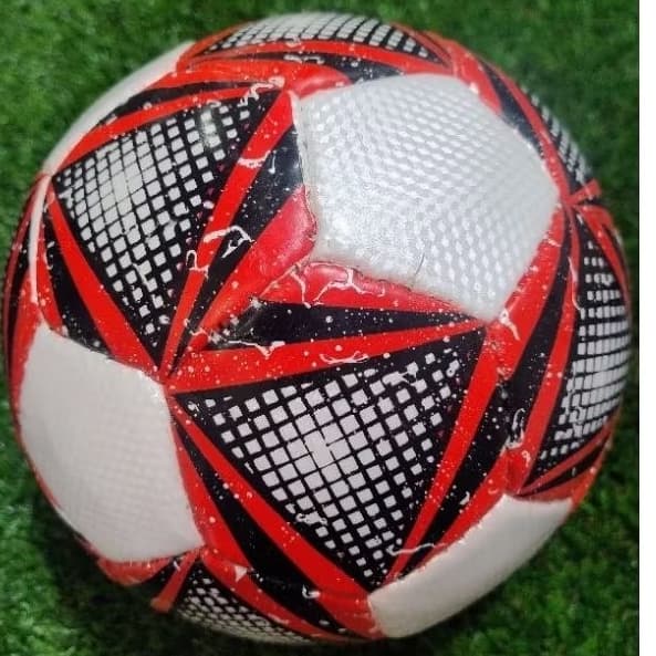 bolas de  campo  futebol só pintura que não pegou material