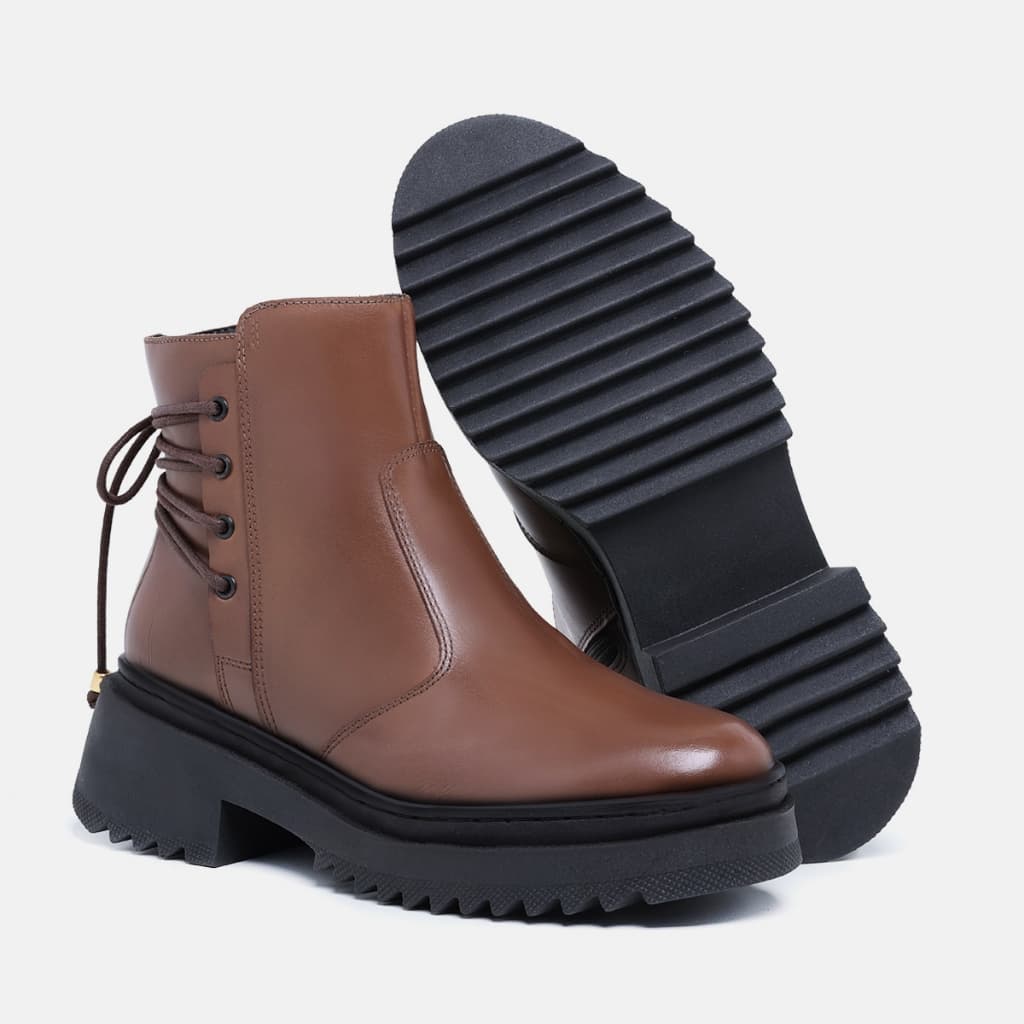 Coturno Feminino de Couro Preto com Salto Tratorado – Estilo e Conforto