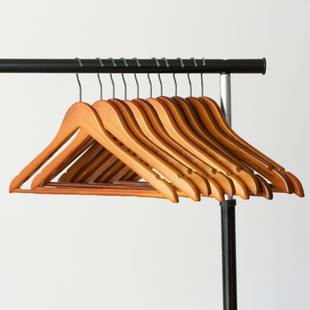 Kit 3 Cabides de Madeira Vernizados com Gancho Giratório 360° - Elegantes e Resistente