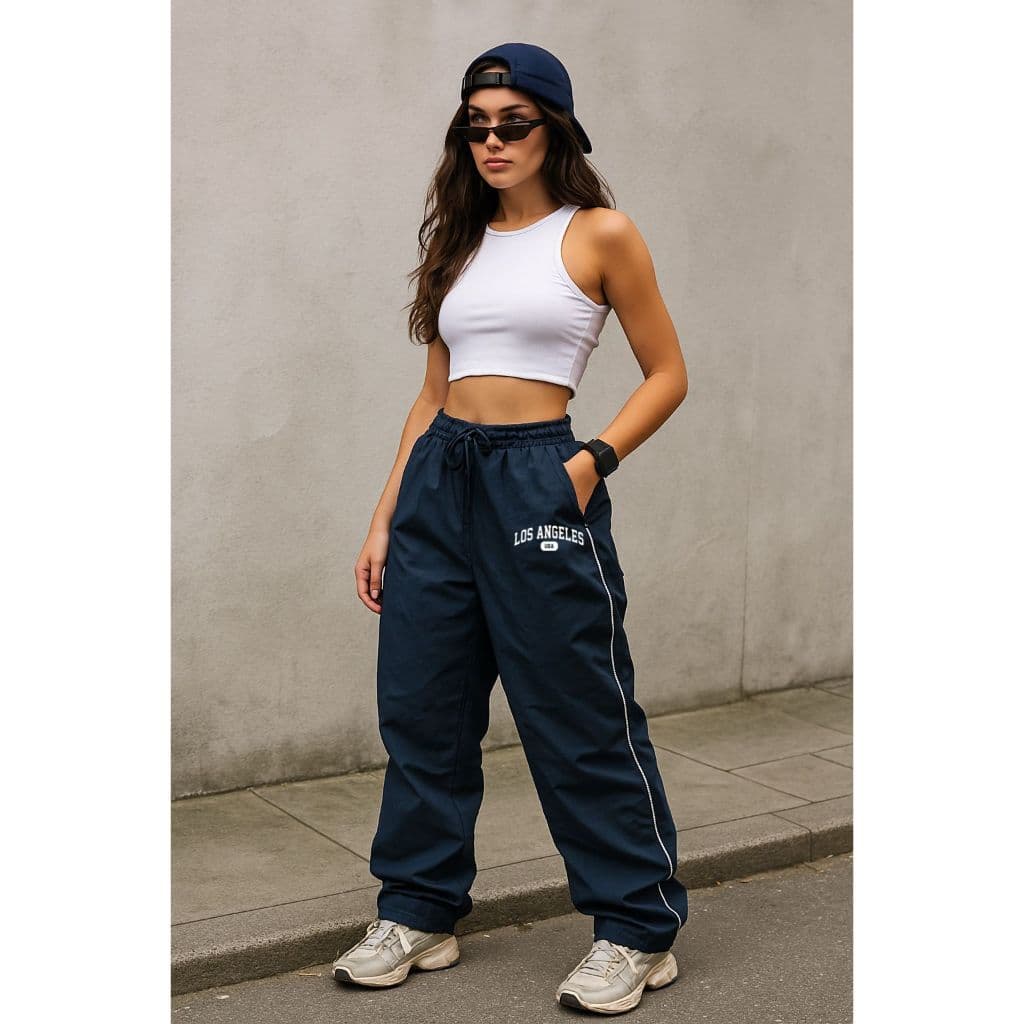 Calça básica estilo street  reta larga de tactel com ajuste de cordão na cintura e bolsos unissex