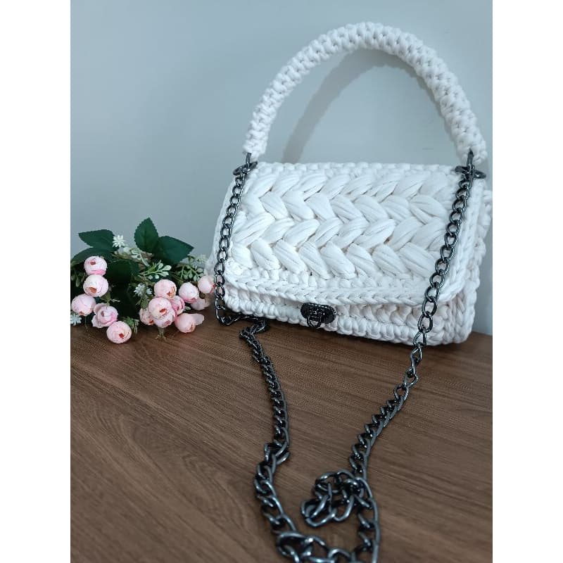 Bolsa de crochê elegante em fio de malha com alça longa e alça de mão. Bolsa branca charmosa  com duas alças