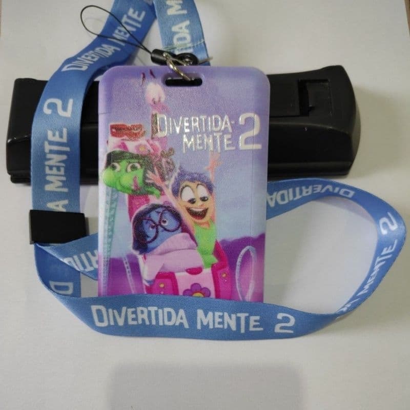 Porta cartão do DIVERTIDAMENTE 2 modelo 2 PVC super resistente mais cordão