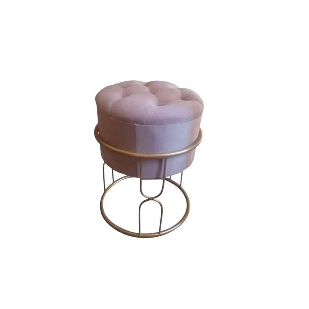 Puff argola redondo com formato de U nas laterais tecido veludo