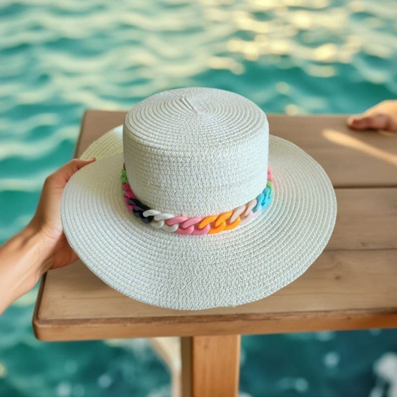 Chapéu de Praia e Piscina Com Corrente